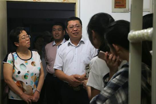 说明: 走访毕业生宿舍 (1)